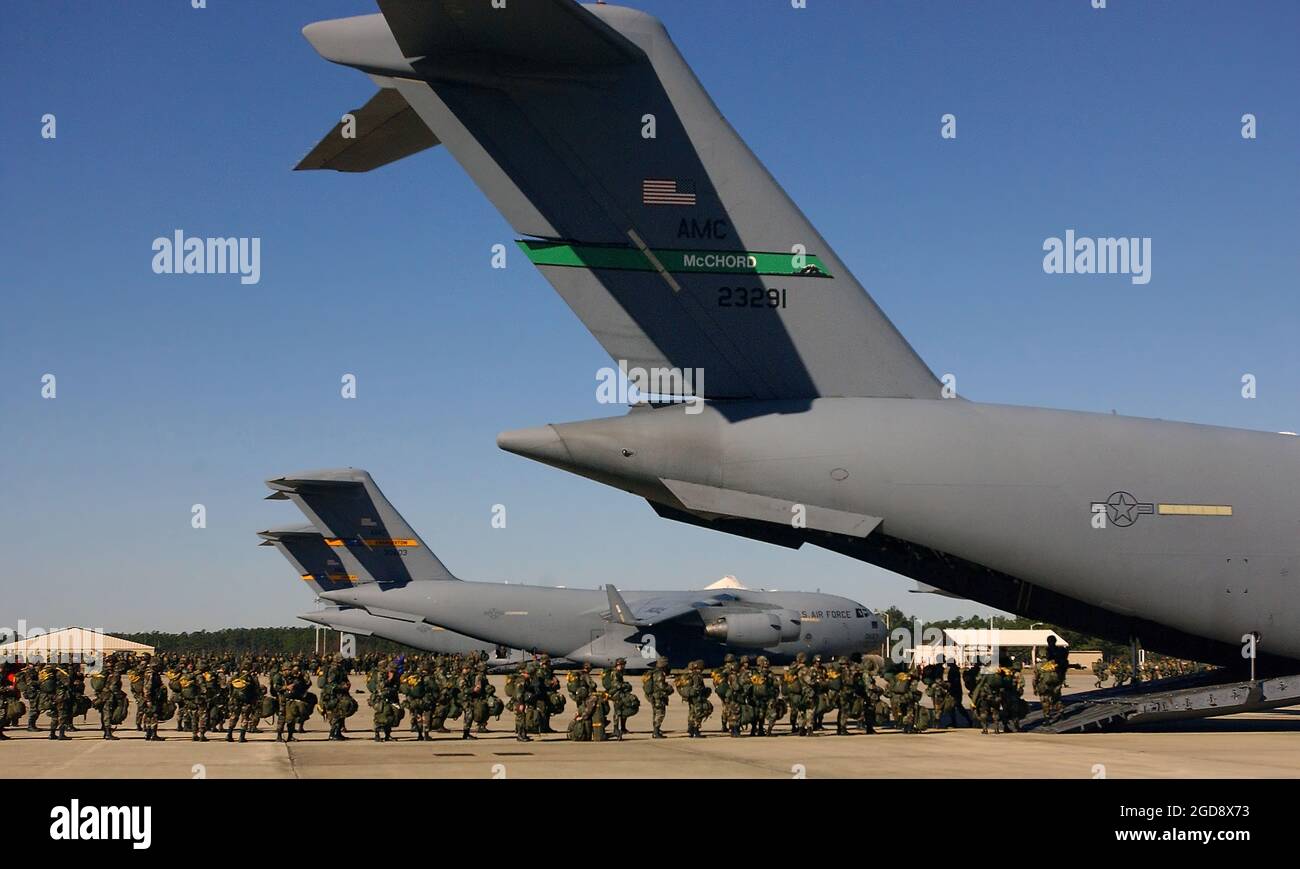 Mitglieder DER US Army (USA) der 82nd Airborne Division (AD), Fort Bragg, North Carolina (NC), bereiten sich auf den Einsatz eines Frachtflugzeugs der US Air Force (USAF) C-17A Loadmaster III vom 62. Luftliftflügel, der McChord Air Force Base (AFB), Washington (WA), Und die 437th AW, Charleston AFB, South Carolina (SC), für einen Multi-Aircraft-Sprung im Rahmen des Exercise Large Package auf der Pope AFB, North Carolina (NC). Die „Large Package Week“ ist eine gemeinsame Übung zwischen dem USAF und den USA, die die Zusammenarbeit zwischen den Dienststellen verbessern soll. (USAF-FOTO VON TSGT MIKE BUYTAS 031202-F-9085B-008) Stockfoto