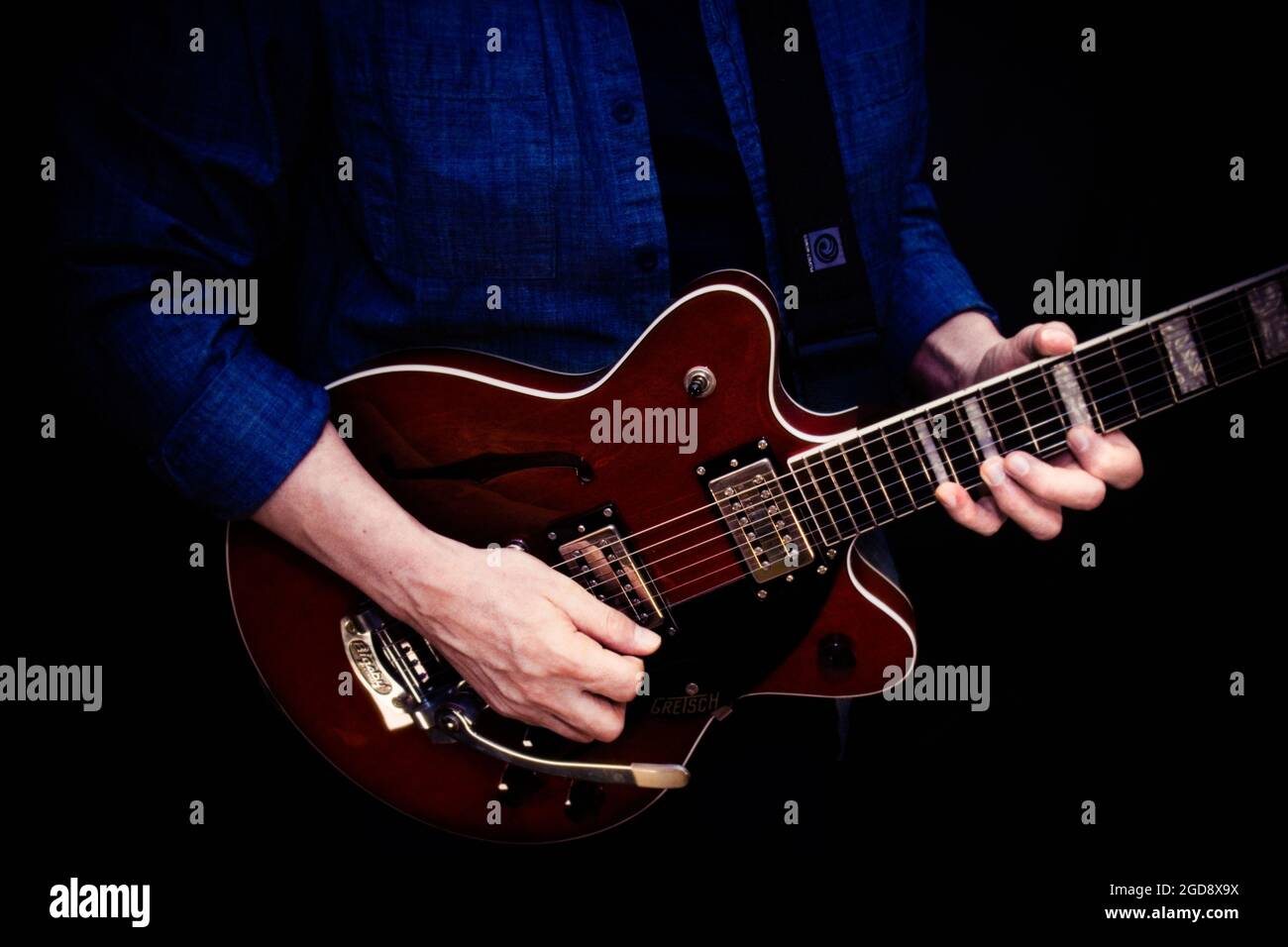 Gitarrist spielt eine rote E-Gitarre von Gretsch Stockfoto Gitarrist spielt eine rote E-Gitarre von Gretsch Stockfoto