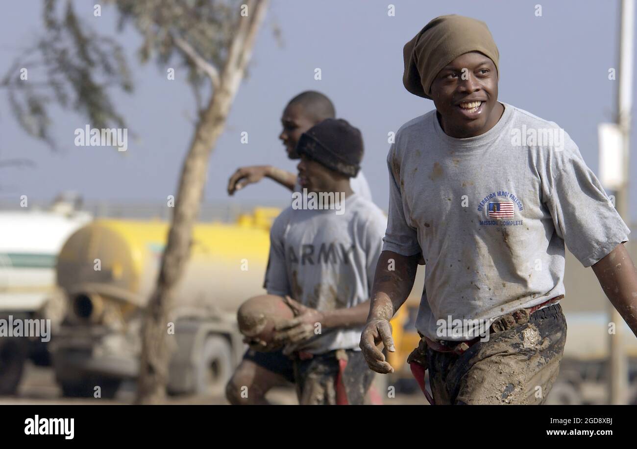 Soldaten DER US-Armee (USA) der 1. Panzerdivision (AD), Fort Bliss, Texas (TX), und der 447th Air Expeditionary Group (AEG) auf dem Feld für ein Army-Verse-Luftwaffenspiel im Wolverine Field, Baghdad International Airport (BIAP), Irak, während der Operation IRAQI FREEDOM. (USAF-FOTO VON SSGT STACY L. PEARSALL 031230-F-7234P-039) Stockfoto