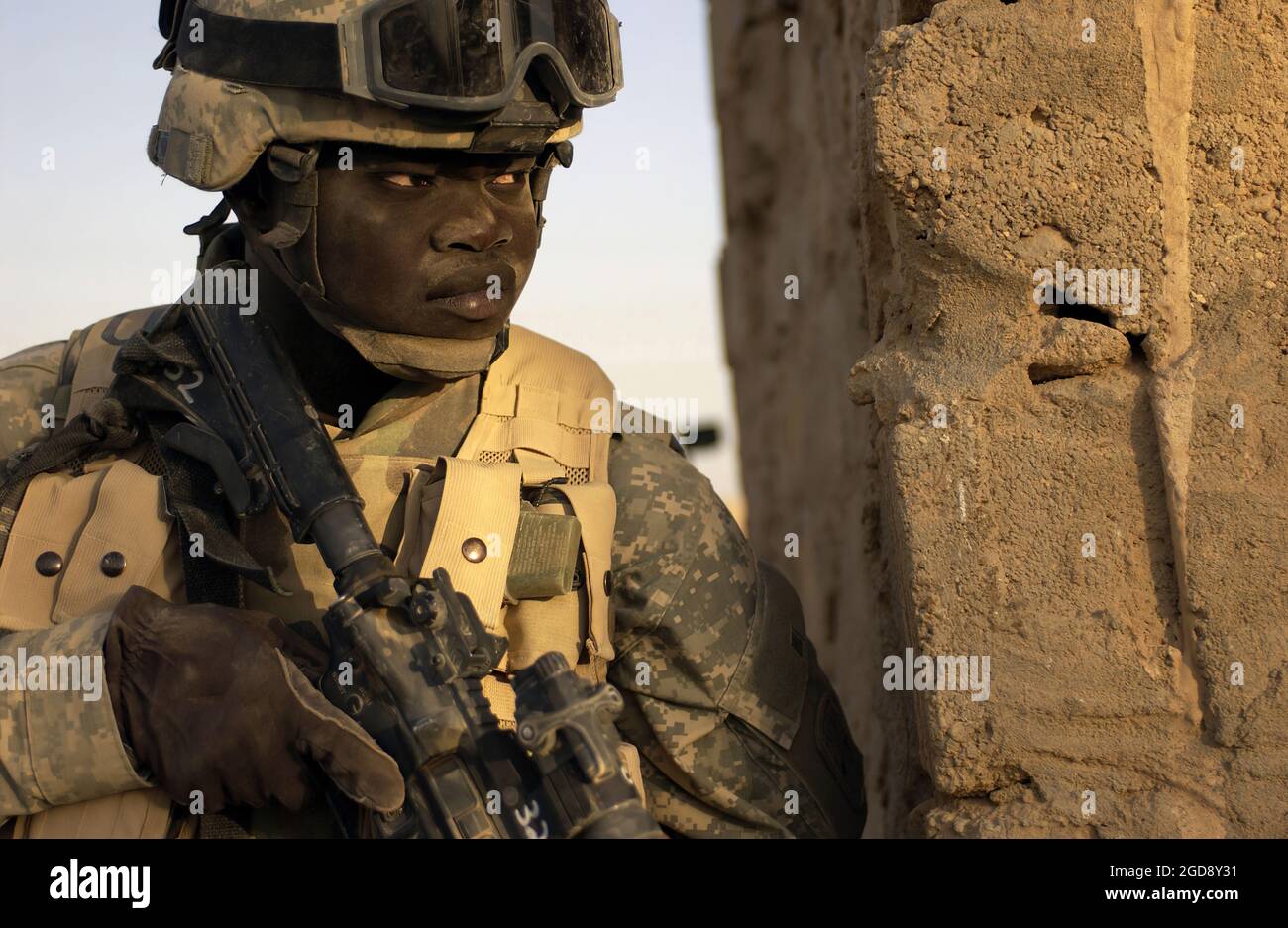 US Army Private (PVT) Keith Dolvony, Charlie Truppe (C TRP), 4. Bataillon (BN), 14. Kavallerie (CAV), 2. Zug (PLT), bietet Sicherheit mit einem KAC 5.56 mm Modular Weapon System (MWS) SOPMOD (Special Operation eigenartige Modifikation) M4, an der Rückseite eines Hauses außerhalb Rawah, Irak (IRQ), Bei der Suche nach Waffen Zwischenspeicher während der Operation IRAQI FREEDOM. (USAF-FOTO VON TSGT ANDY DUNAWAY 050927-F-2828D-216) Stockfoto
