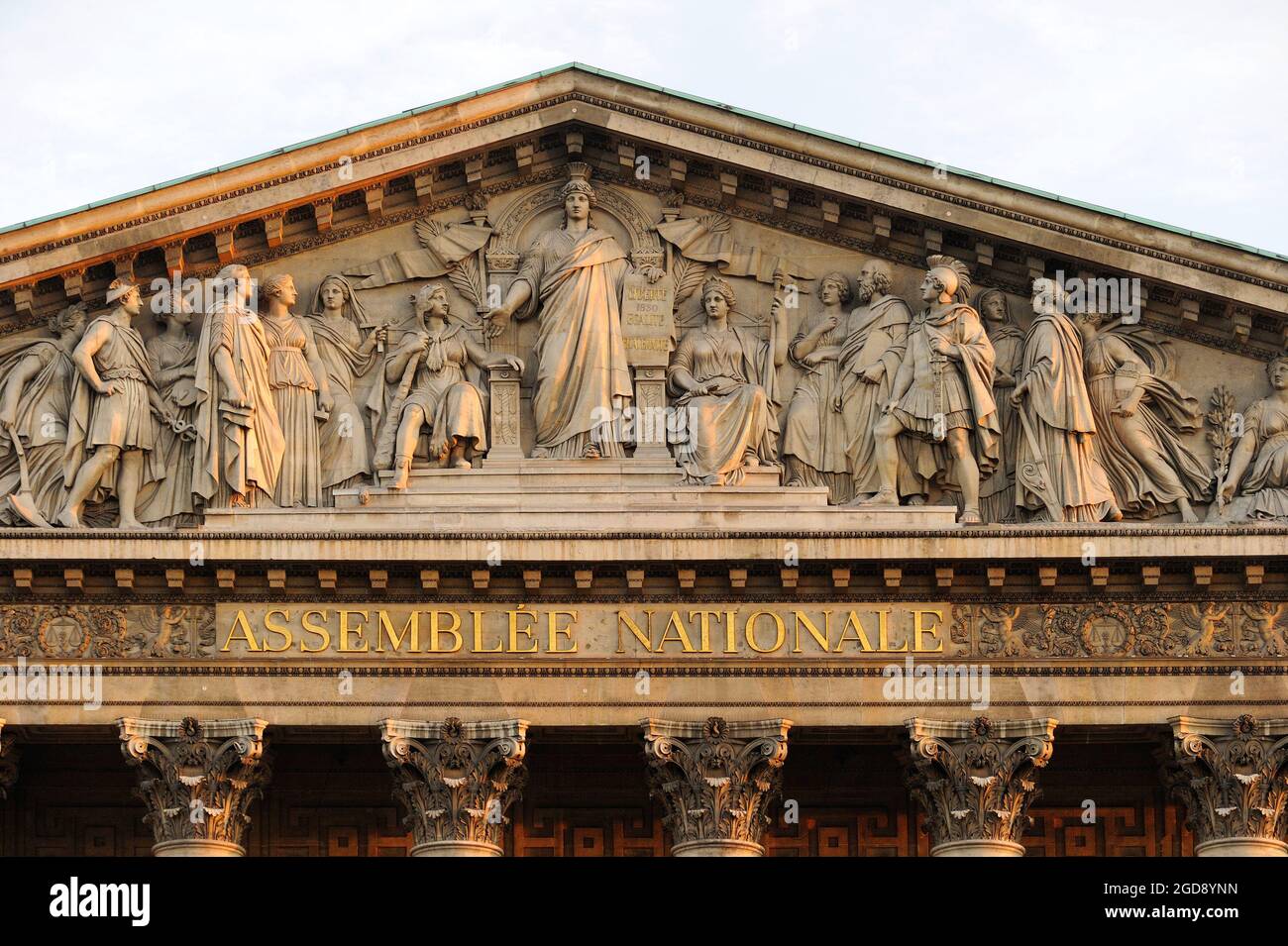 FRANKREICH, PARIS (75) 7. ARRONDISSEMENT, NATIONALVERSAMMLUNG, FRONTON (WERK VON JEAN-PIERRE CORTOT) AN DER NORDFASSADE (REALISIERT UNTER DEM IMPERIUM VON BERNA Stockfoto