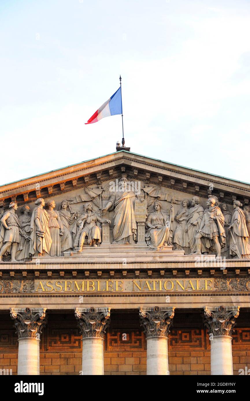 FRANKREICH, PARIS (75) 7. ARRONDISSEMENT, NATIONALVERSAMMLUNG, FRONTON (WERK VON JEAN-PIERRE CORTOT) AN DER NORDFASSADE (REALISIERT UNTER DEM IMPERIUM VON BERNA Stockfoto