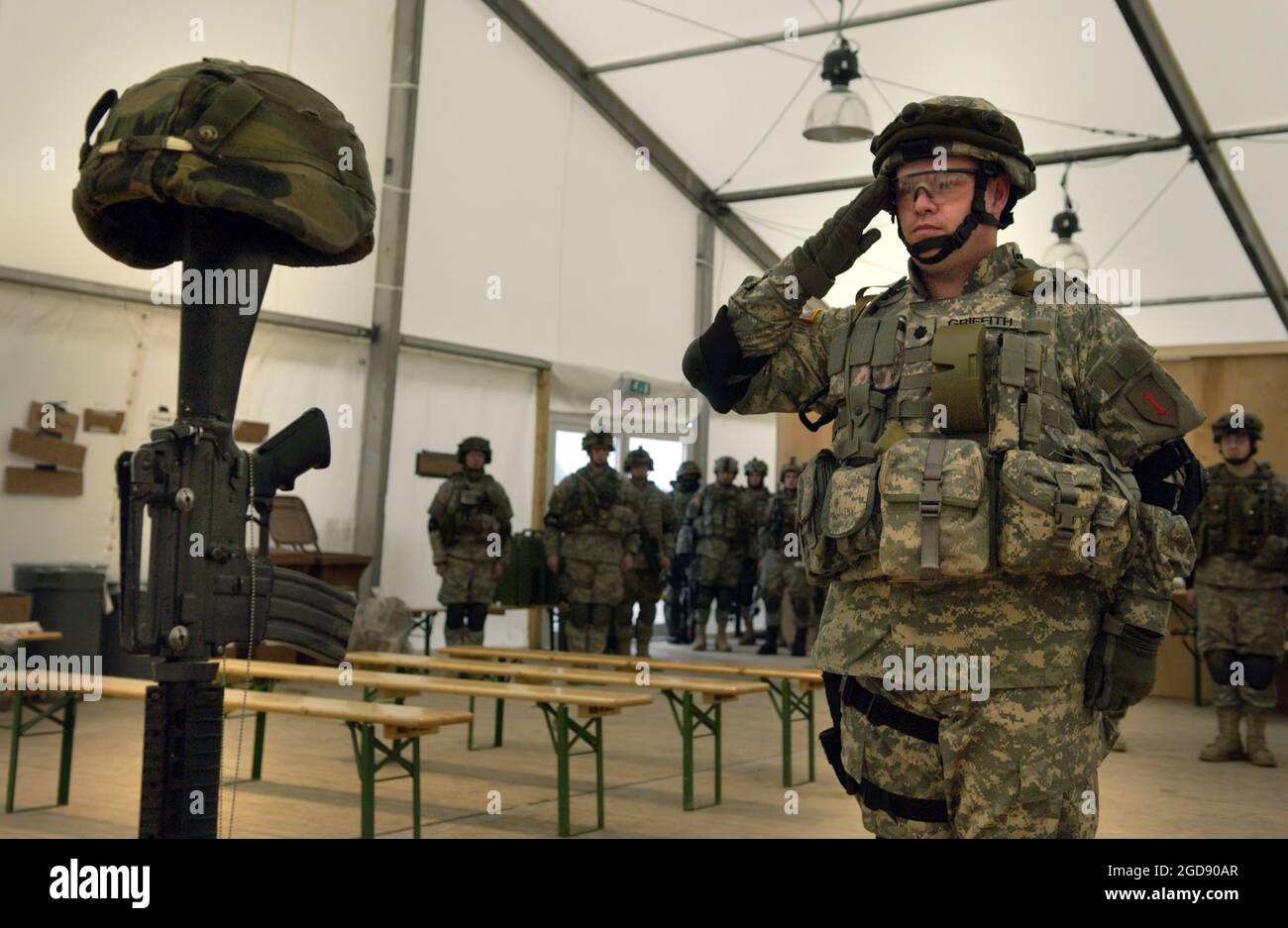 US Army (USA) Oberstleutnant (LTC) Michael Griffith, Kommandant, 1. Bataillon (BN), 7. Artillerieregiment (1/7. FAR), 2. Brigade Combat Team (BCT), 1. Infanterie Division (ID), begrüßt und respektiert einen gefallenen Soldaten während einer simulierten Beerdigungszeremonie, die im Rahmen der Übung NOBLE SHEPHERD stattfand, Eine laufende USA-Missionsprobe, die auf dem Hohenfels Training Area (HTA) der 7. Armee der USA, Bayern, Deutschland (DEU) durchgeführt wurde. (USAF-FOTO VON SRA RICHARD ROSE 060306-F-9616R-023) Stockfoto