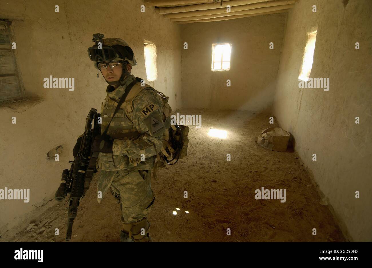 SCOTT Starnes, Military Police Company (MP Co), 1. Brigade, 1. Panzerdivision (AD), nimmt an einer Luftangriffspatrouille in Tall Afar, Provinz Ninawa (Al-Jazeera Desert Area), Irak (IRQ), während der Operation IRAQI FREEDOM Teil. (USAF-FOTO VON SSGT AARON D. ALLMON II 060322-F-7823A-062) Stockfoto