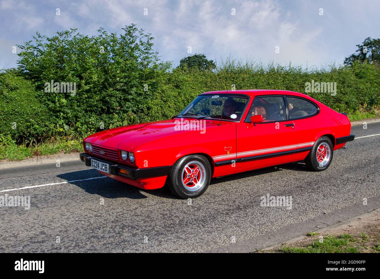 1986 rotes Ford Capri Laser 2dr Coupé der 1980er Jahre auf dem Weg zur Capesthorne Hall Classic July Car Show, Ceshire, Großbritannien Stockfoto
