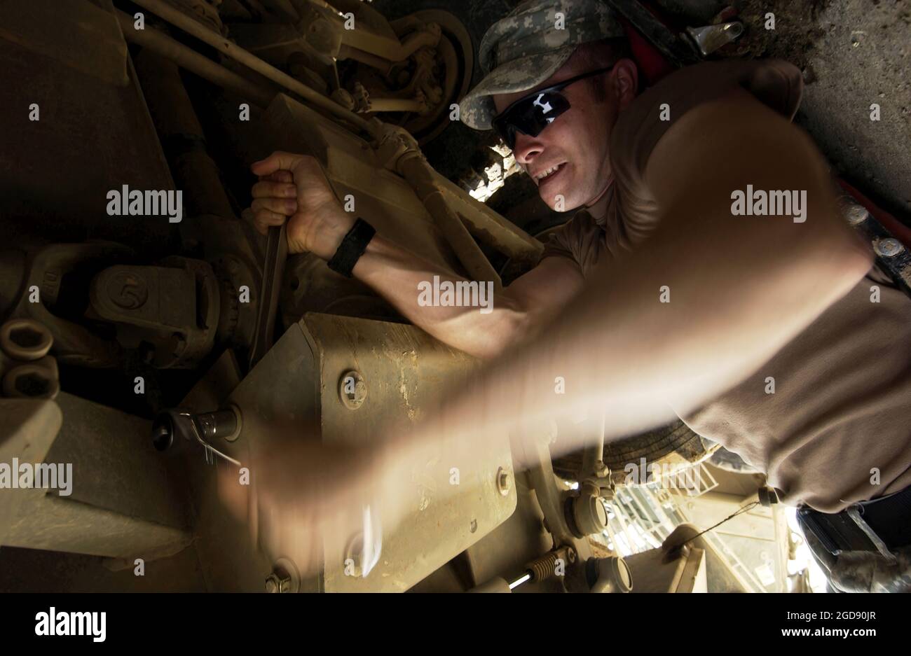 DER Stabsfeldwebel der US-Armee (SSG) Raymond Allen, Mechaniker, Brigade Support Bataillon (BSB), 172. Stryker Brigade Combat Team (SBCT), führt während der Operation IRAQI FREEDOM die Fahrzeugwartung auf der Forward Operation Base (FOB) Marez, Mosul, Provinz Ninawa, Irak (IRQ) durch. (USAF-FOTO VON TSGT JOHN M. FOSTER 060418-F-2869F-252) Stockfoto