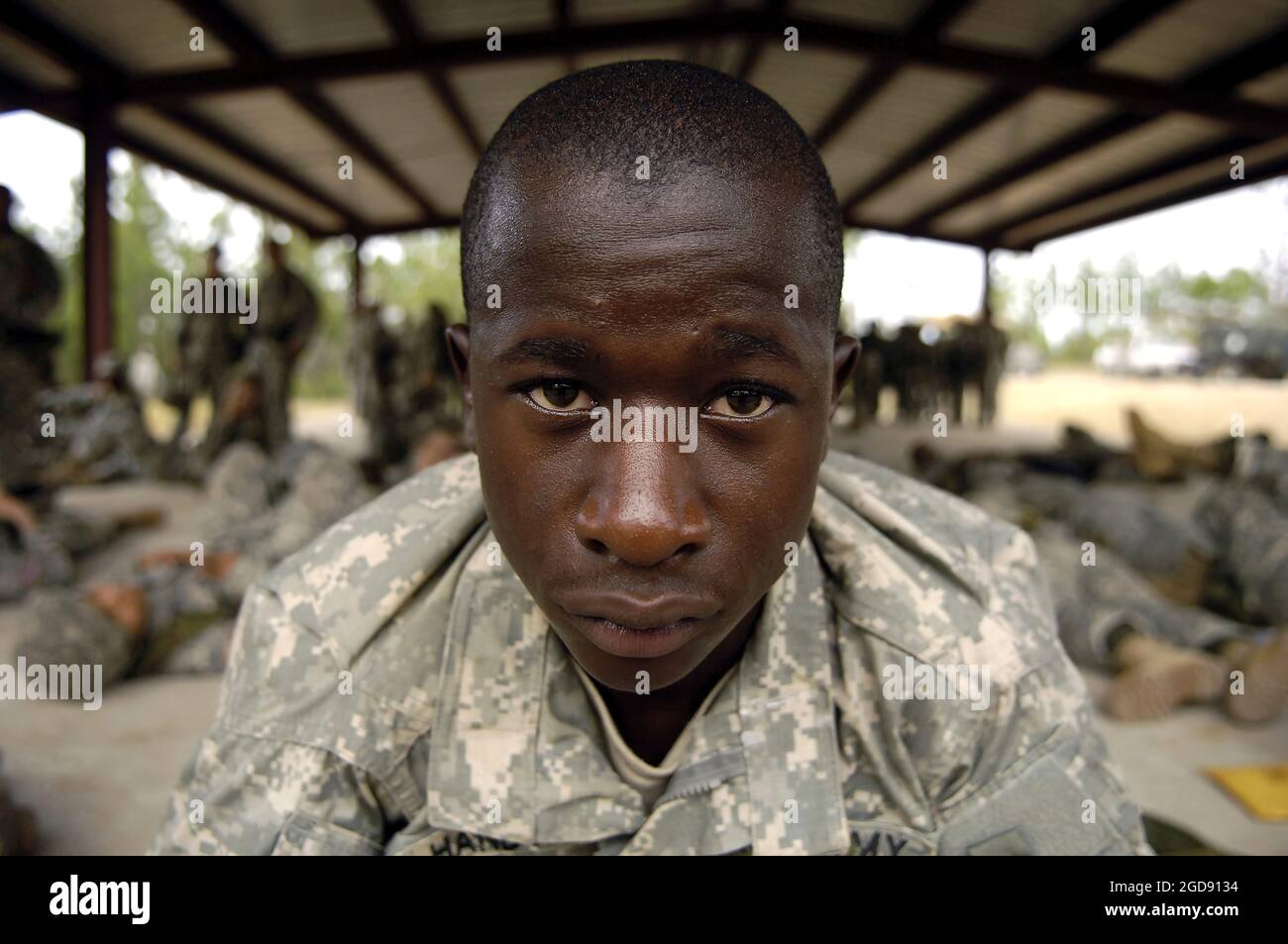 Ein Trainee der US Army (USA) schlägt während einer Feldübung im USA Training Center, Fort Jackson, South Carolina (SC), Liegestütze aus. (USAF-FOTO VON SSGT STACY L. PEARSALL 060809-F-7234P-479) Stockfoto