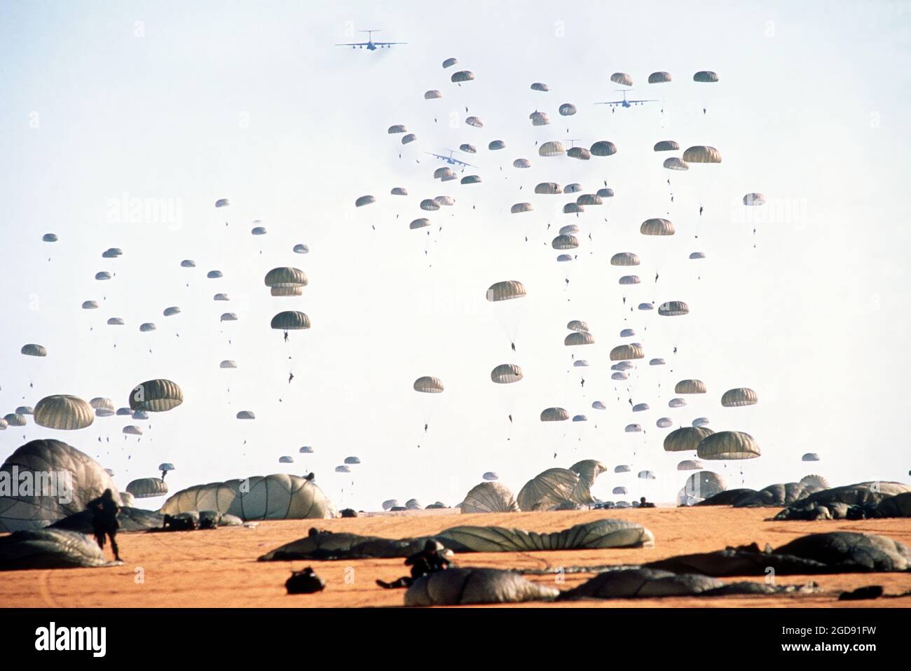 Mitglieder der 82nd Airborne Division landen nach einem Sprung von C-141B Starlifter. Präsident Ronald Reagan mobilisierte die US-Übungseinheit Dragon/Golden Pheasant, die sowohl aus der 82. Luftlandedivision als auch der 7. Leichten Infanterie-Division besteht, um nicaraguanische Truppen von der Einreise nach Honduras zu entmutigen. (USAF-FOTO VON TSGT BOB SIMONS DF-ST-88-10263) Stockfoto