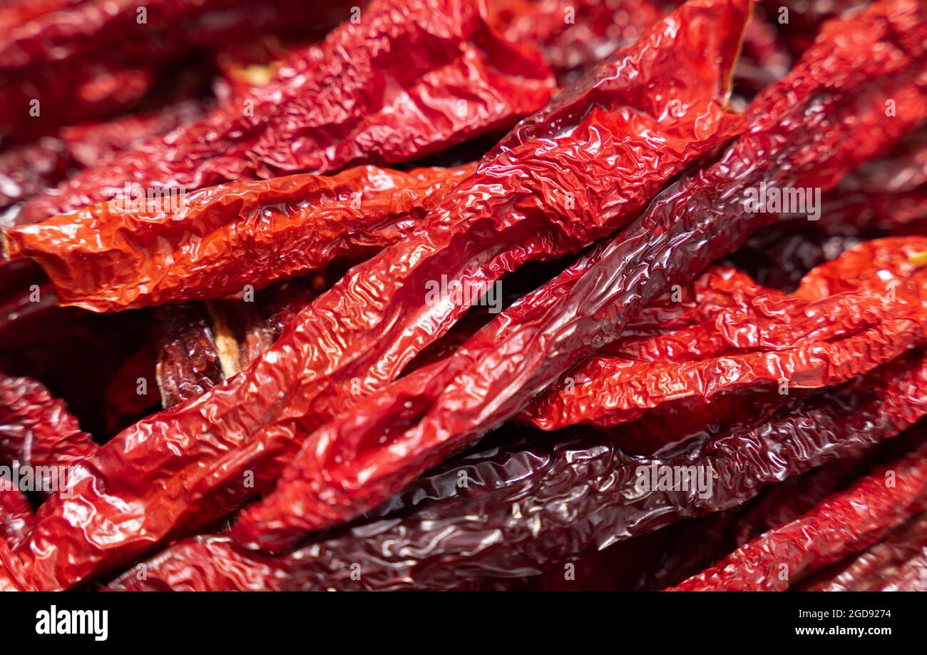 Nahaufnahme von getrockneten roten Paprika, einer traditionellen spanischen mediterranen Küche. Stockfoto