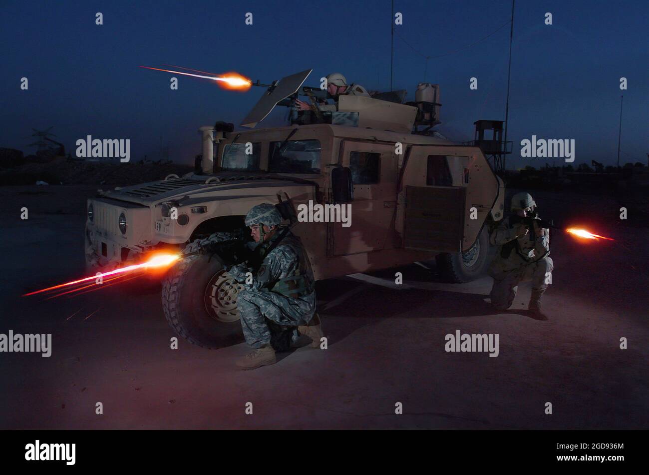 US Army (USA) Specialist Fourth Class (SPC) Ronnie Scibek (oben), USA Sergeant (SGT) Glenn Santos (links) und USA SPC Kyle Hurt nehmen an einer nächtlichen Live-Feuerübung Teil, die ein M1114 Up-Armored High-Mobility Multipurpose Wheeled Vehicle (HMMWV) abdeckt, Auf dem Gelände der irakischen Armee auf der Forward Operation Base (FOB) Iskandariyah, Irak. Die Soldaten sind während der Operation IRAQI FREEDOM der Bravo Company (B CO), dem 490. Zivilangelegenheiten-Bataillon (CAB), der 155. Brigade Combat Team (BCT) und der Mississippi Army National Guard (MSARNG) angeschlossen. (US NAVY FOTO VON PHC EDWARD G. MARTENS 050730-N- Stockfoto