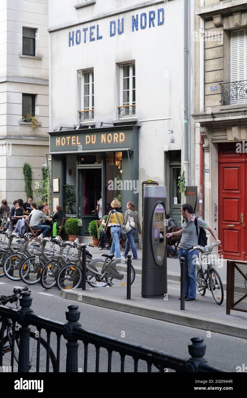 FRANKREICH. PARIS (75) 10 TH ARR. CANAL SAINT-MARTIN. BAR UND RESTAURANT IM HOTEL DU NORD. VELIB STATION FÜR FAHRRAD ZU MIETEN Stockfoto