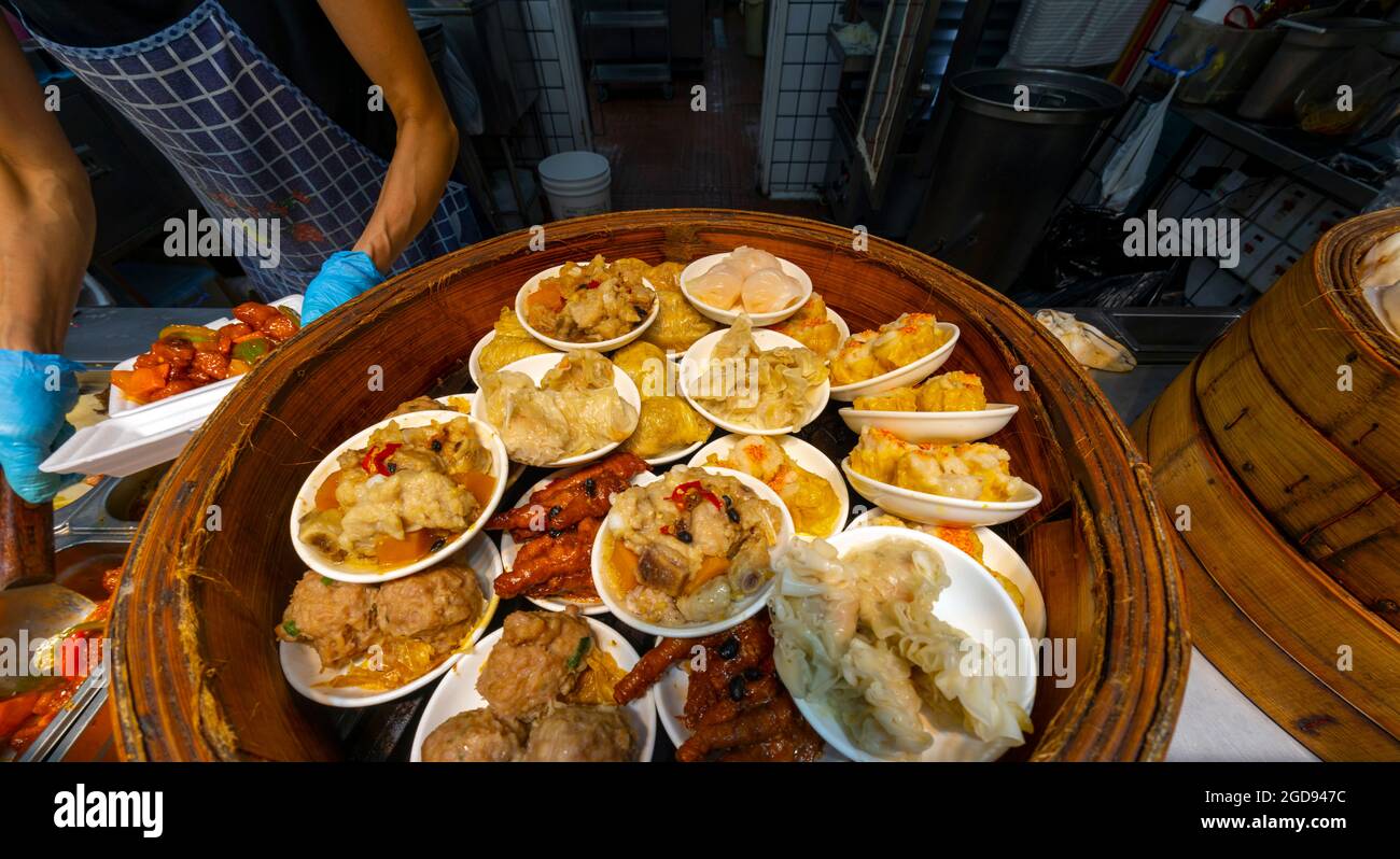 Chinesisches Restaurantfenster mit Speisen, Hongkong, China. Stockfoto