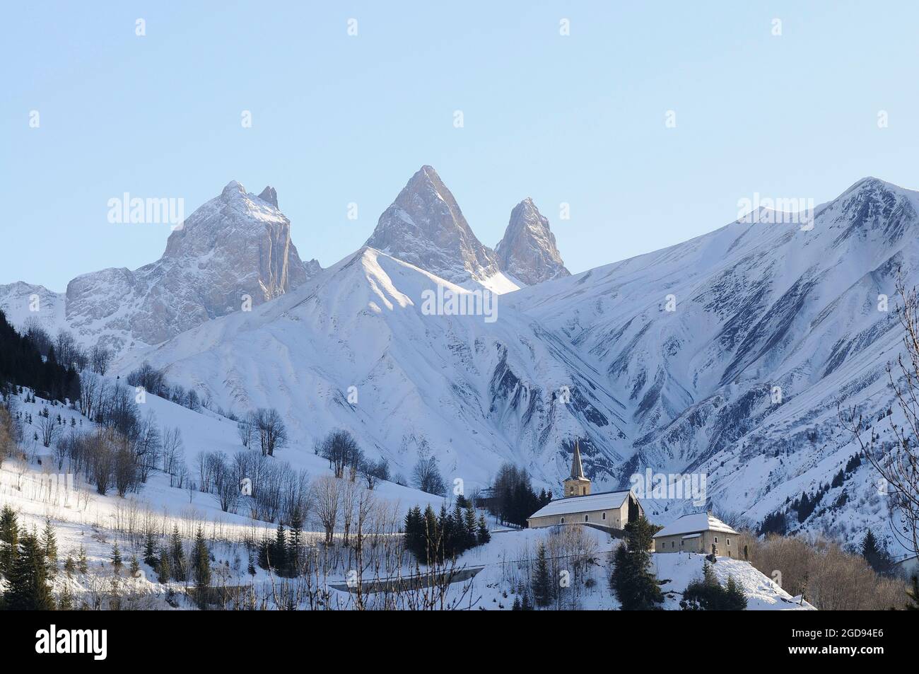 FRANKREICH. SAVOIE (73) MAURIENNE LAND (DAS SYBELLES SKIGEBIET). DORF ALBIEZ-MONTROND. KIRCHE DES WEILERS VON MONTROND. IM HINTERGRUND DIE Stockfoto