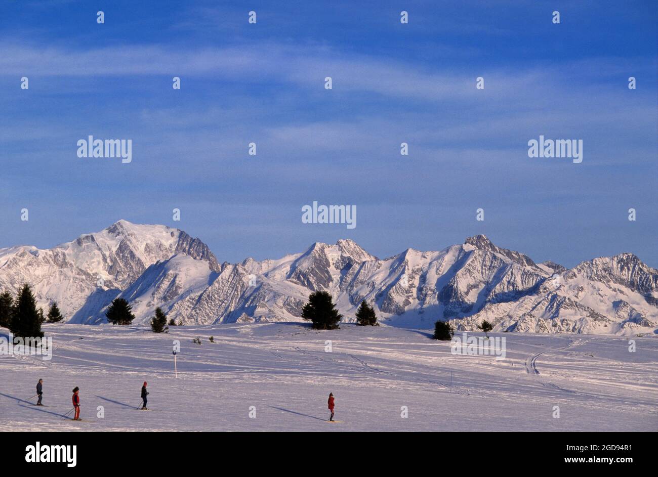 FRANKREICH, SAVOIE (73) BEAUFORTAIN, SKIGEBIET ESPACE DIAMANT, SKIGEBIET LES SAISIES, IM HINTERGRUND DIE MONT-BLANC-BERGE Stockfoto