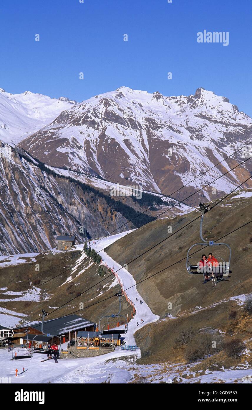 FRANKREICH, SAVOIE (73) BELLEVILLE-TAL, SKIGEBIET TROIS VALLEES, DORF UND SKIGEBIET SAINT-MARTIN-DE-BELLEVILLE, KEIN SCHNEE, UM DEN KLIMAWANDEL ZU ZEIGEN Stockfoto