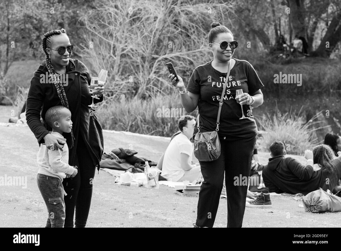 JOHANNESBURG, SÜDAFRIKA - 05. Jan 2021: Eine Graustufe afrikanischer Frauen und eines Jungen auf einem Essen- und Weinfestival im Freien in Johannesburg, Südafrika Stockfoto