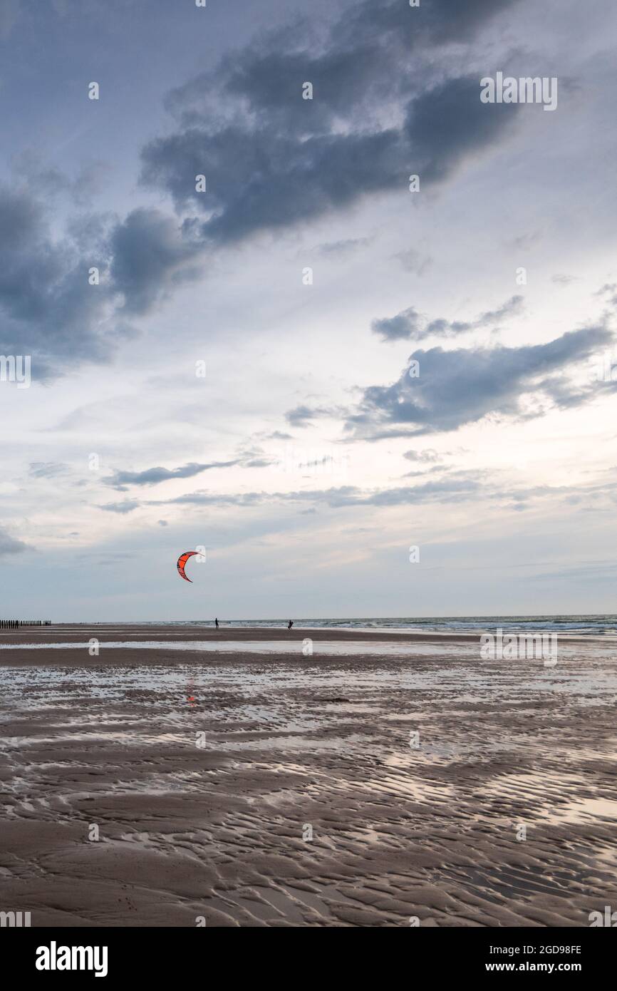 Kitesurfer an einem Strand an der Opalküste Stockfoto