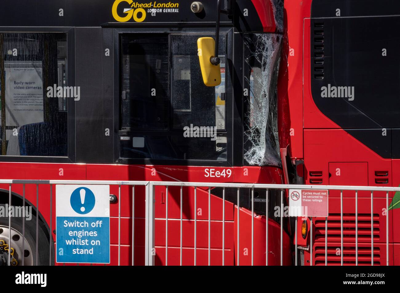 Die Folgen eines Zusammenstoßes von zwei Bussen, bei dem am 10. August 2021 in London, England, eine junge Frau in den Dreißigern getötet und zwei weitere verletzt wurden. Stockfoto