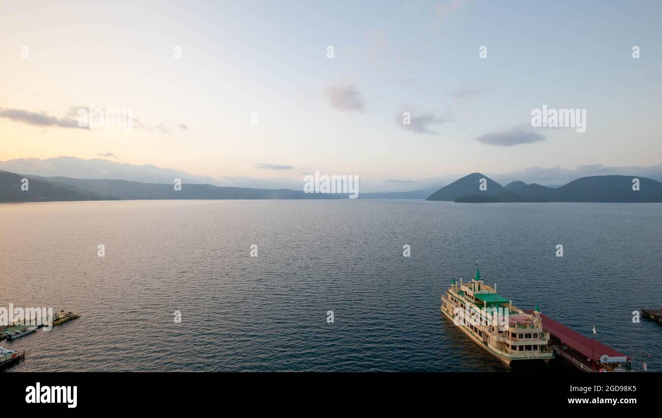 Ruhige Sonnenuntergangsszene am Lake Toya in Hokkaido, Japan Stockfoto