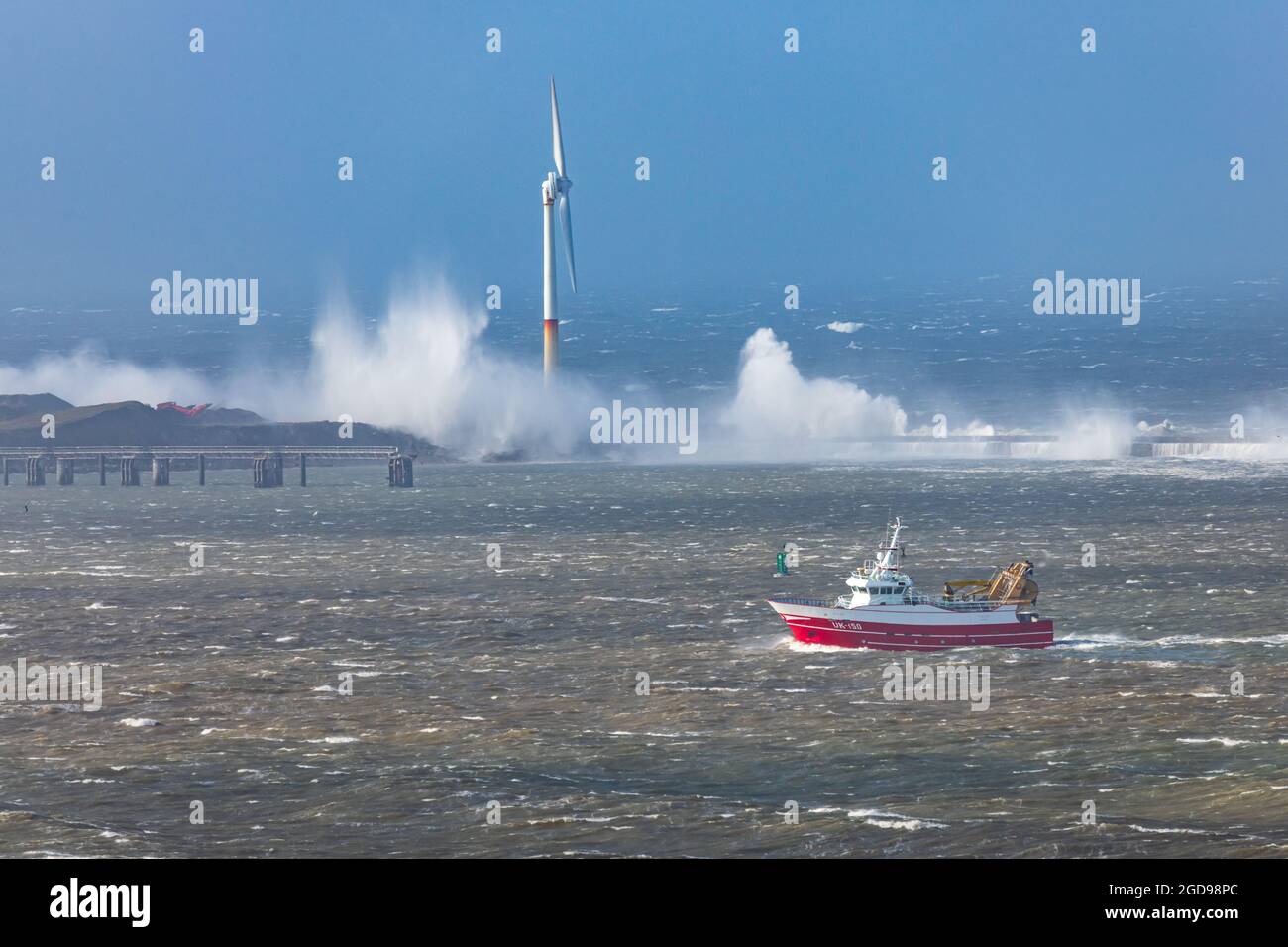 Chalutier UK150 Polar entrant dans le Port de Boulogne sur mer durant une Tempête, Hauts de France, Côte d'opale Stockfoto
