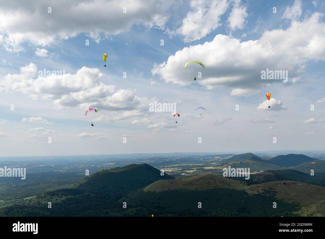 Parapentistes volant au dessus du Puy de Dôme, Frankreich, Auvergne, été Stockfoto