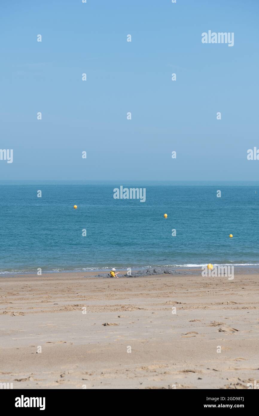 Kleiner Junge an einem Strand in der Bretagne Stockfoto