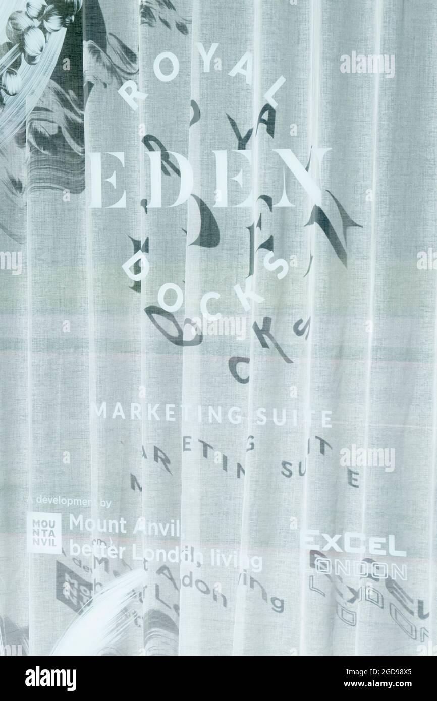 Schattierte Schriftzüge, die am 11. August 2021 in London, England, in einem Fenster eines Immobilienmaklers zu sehen sind, der neue Studioapartments mit einem, zwei oder drei Schlafzimmern in Royal Victoria Docks, Canning Town, Newham, verkauft. Stockfoto