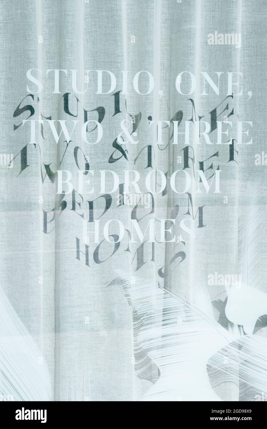 Schattierte Schriftzüge, die am 11. August 2021 in London, England, in einem Fenster eines Immobilienmaklers zu sehen sind, der neue Studioapartments mit einem, zwei oder drei Schlafzimmern in Royal Victoria Docks, Canning Town, Newham, verkauft. Stockfoto