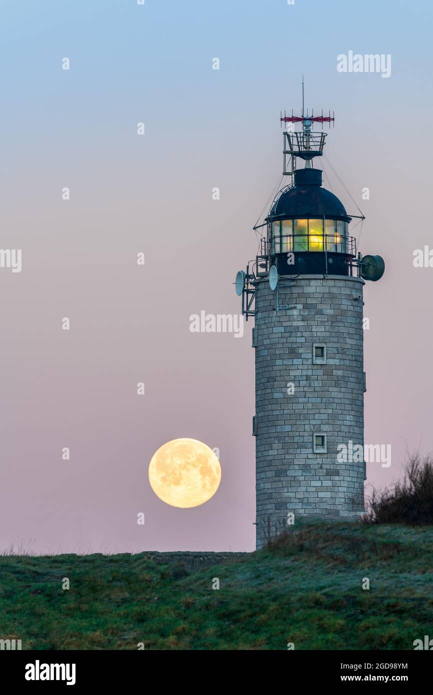 Peine lune sur le phare du Cap Gris-Nez, Frankreich, Hauts de France, Côte d'opale Stockfoto