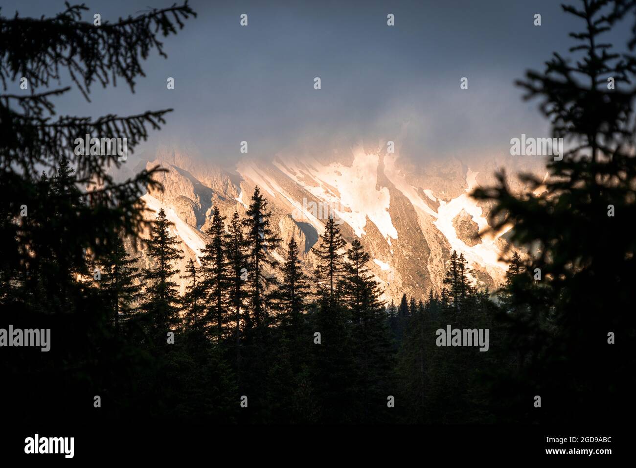 Nebel in der Morgendämmerung auf den Gipfeln der Poperner Gruppe und der Croda Rossa di Sexten vom Kreuzkofel-Pass, den Sextner Dolomiten, Südtirol, Italien Stockfoto