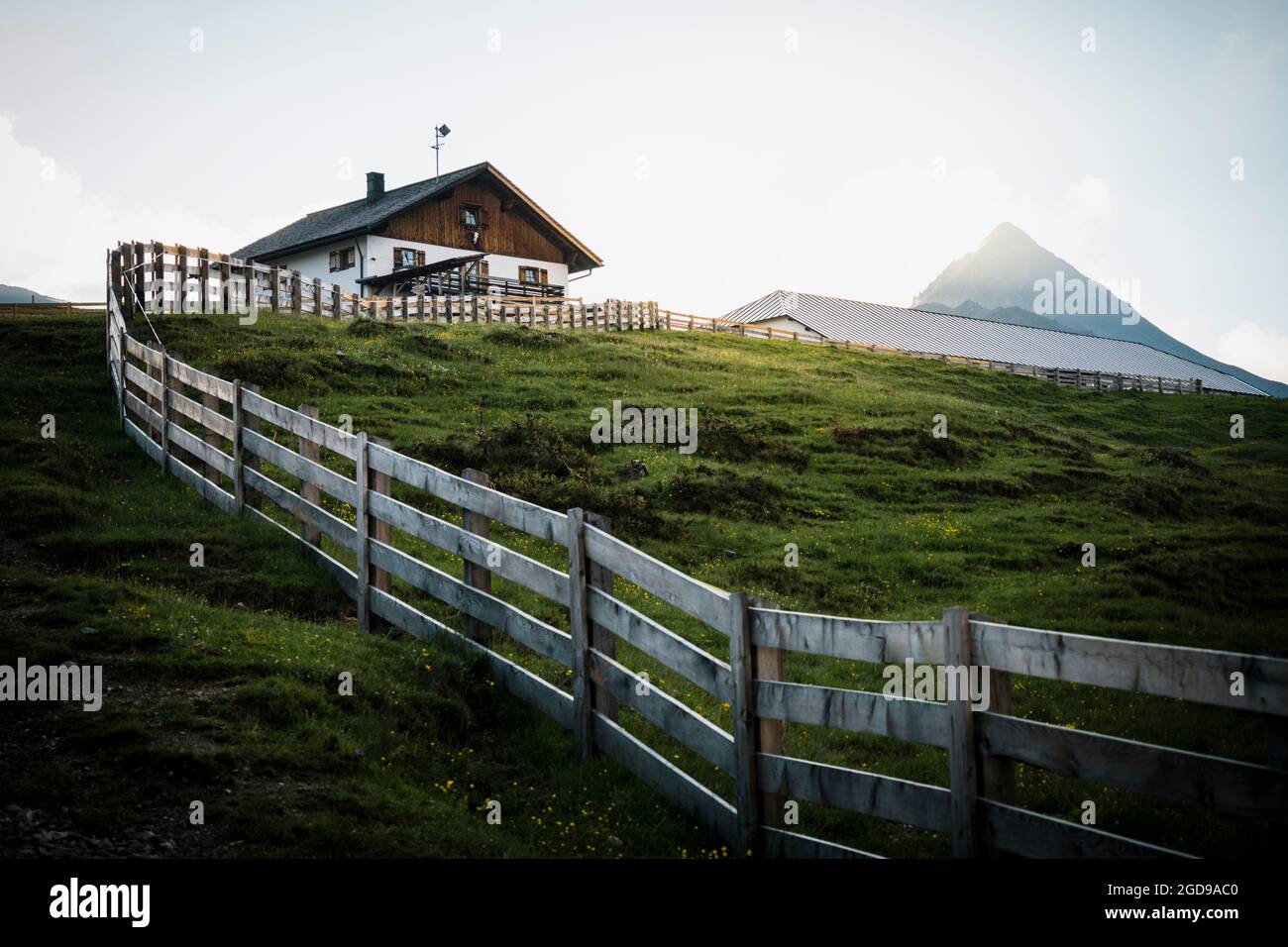 Berghütte auf der Alm Nemes bei Sonnenaufgang, Sexten, Pustertal, Sextner Dolomiten, Südtirol, Italien Stockfoto