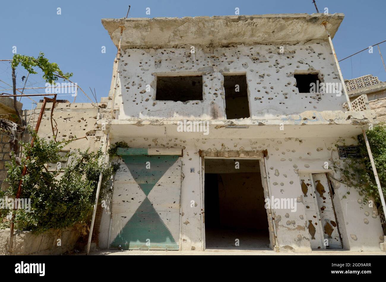 Kafranbel, Idlib, Syrien. 21. Juni 2013 EIN Gebäude mit Geschossen in der kriegszerstörten Stadt Kafra Nabl in der Provinz Idlib im Nordwesten Syriens Stockfoto