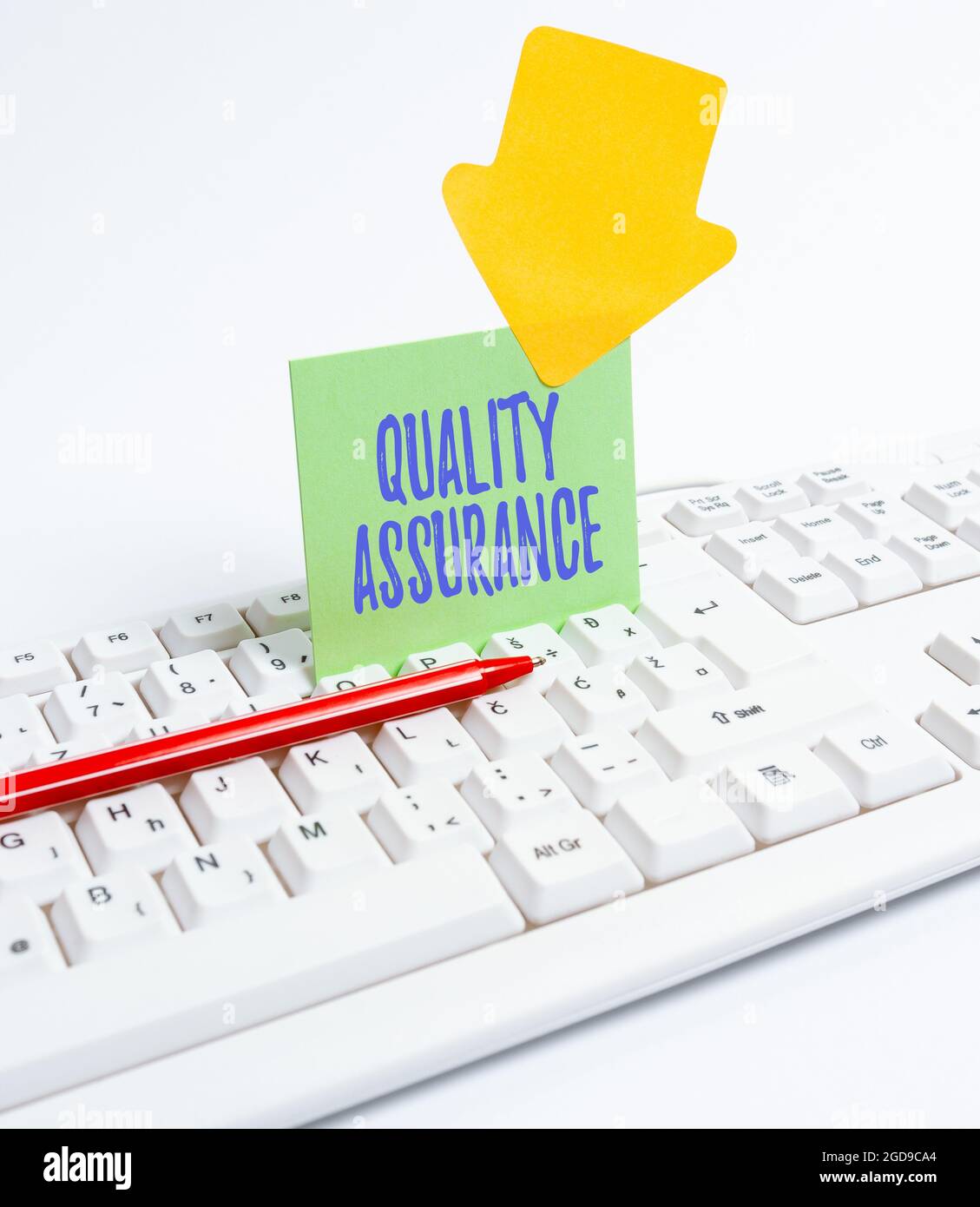 Schreiben mit Anzeige von Text Qualitätssicherung. Wort geschrieben über die Vermeidung von Fehlern und Defekten in hergestellten Produkten Computer Laptop für Kommunikation Stockfoto