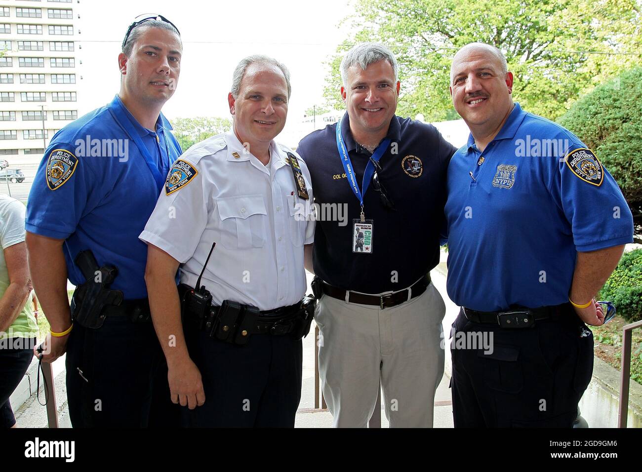 Brooklyn, NY, USA. 2. Juli 2011. NYPD PO, John Strype, (68. PCT.), NYPD Captain, Richard DiBlasio, (68tyh PCT.), Commander, US Army Garrison - Fort Hamilton Colonel, Michael J. Gould, und NYPD PO, Anthony Curran bei der Fort Hamilton Independence Day Weekend Party in Fort Hamilton. Kredit: Steve Mack/Alamy Stockfoto