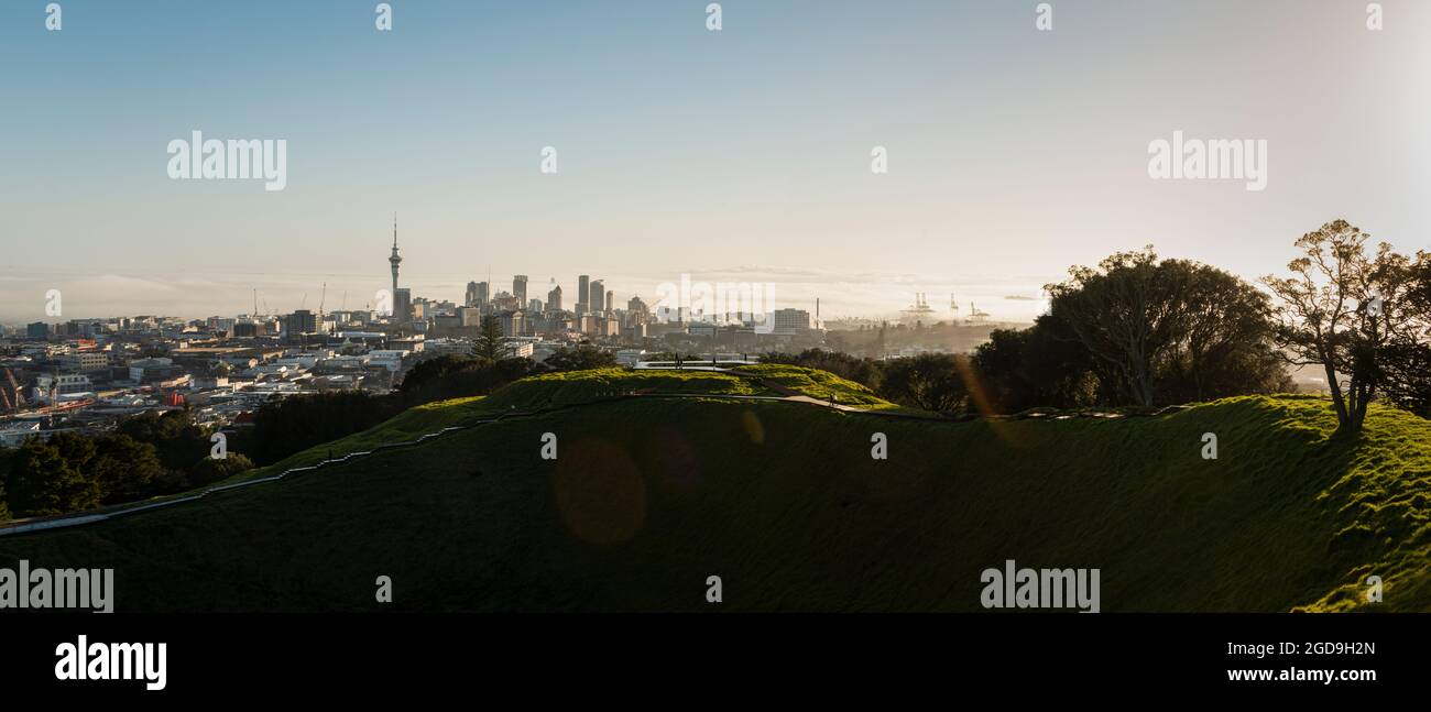 Panoramablick auf Sky Tower und Auckland City vom Mount Eden Gipfel mit Vulkankrater im Vordergrund Stockfoto