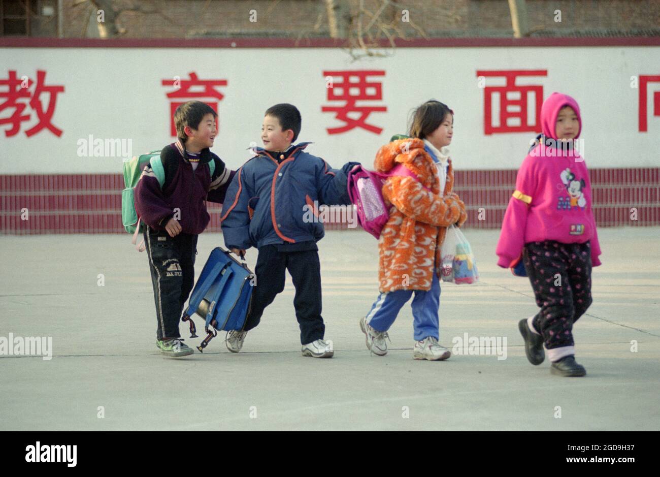 Chinesische Grundschüler gehen von der Schule in Nanchang, Provinz Jiangxi, China, nach Hause. Unbekanntes Aufnahmedatum. Stockfoto