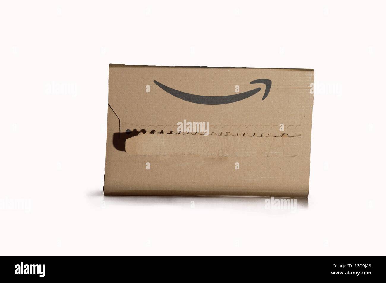 PALMA DE MALLORCA, SPANIEN - 09. Aug 2021: Amazon Prime Paket auf weißem  Hintergrund. Amazon Online-Service für den schnellen Kauf und Versand von  Bestellungen Stockfotografie - Alamy