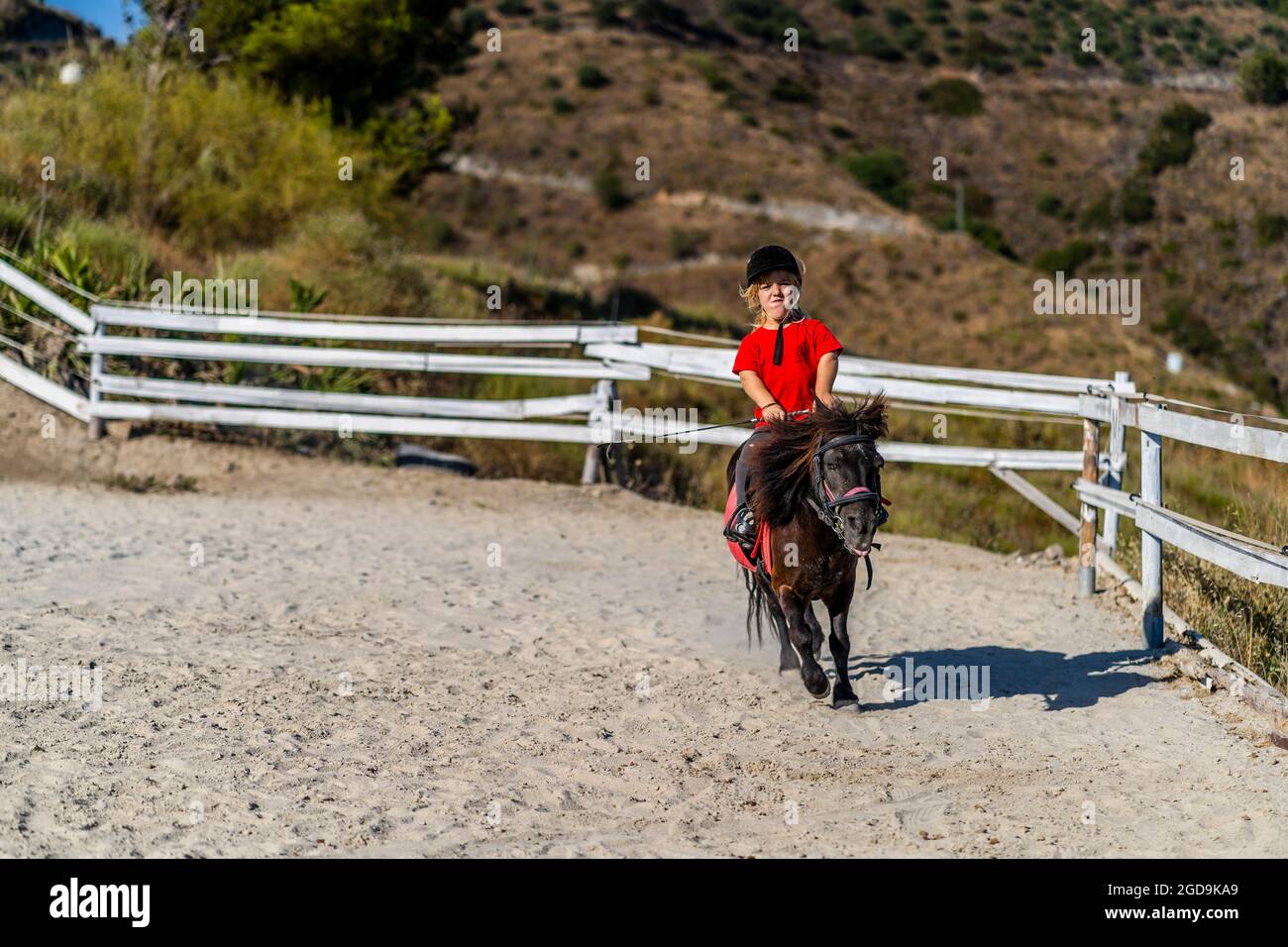 Nerja, Spanien - 14. Juli 2021: Zwergmädchen Anika reitet brillant auf einem Pony Stockfoto