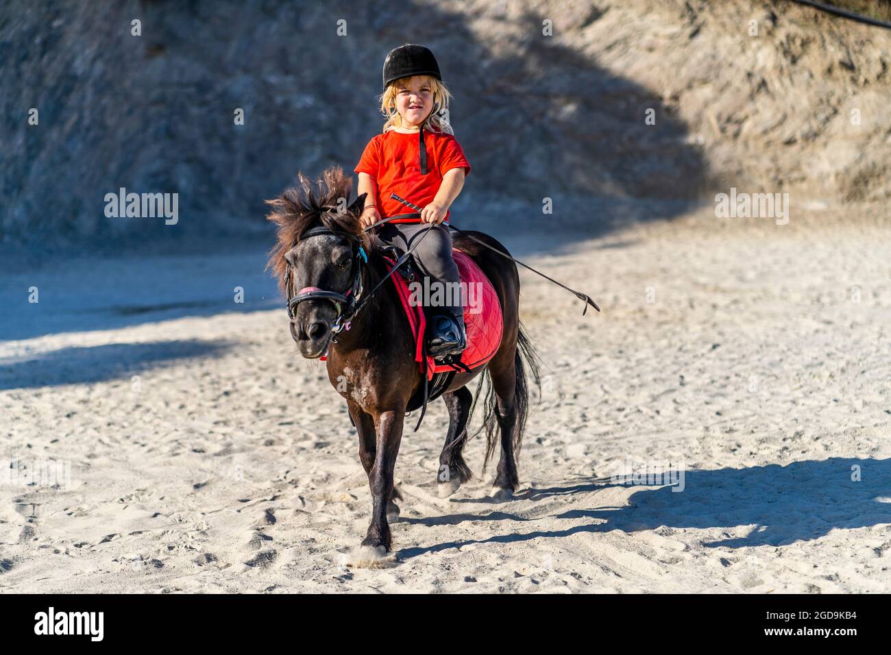 Nerja, Spanien - 14. Juli 2021: Zwergmädchen Anika reitet brillant auf einem Pony Stockfoto