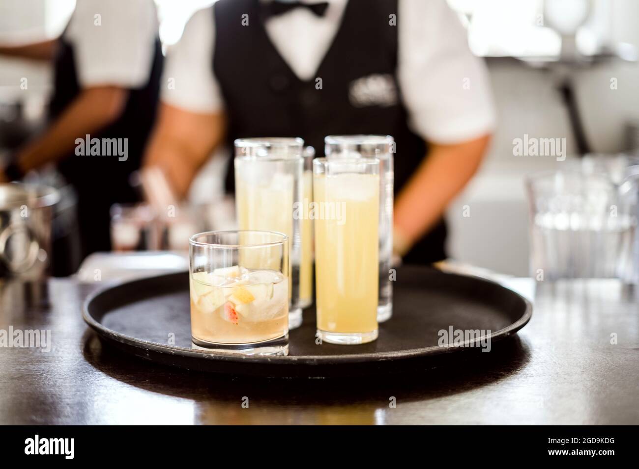 Sangria und alkoholfreie Getränke auf einem Tablett in der Bar Stockfoto