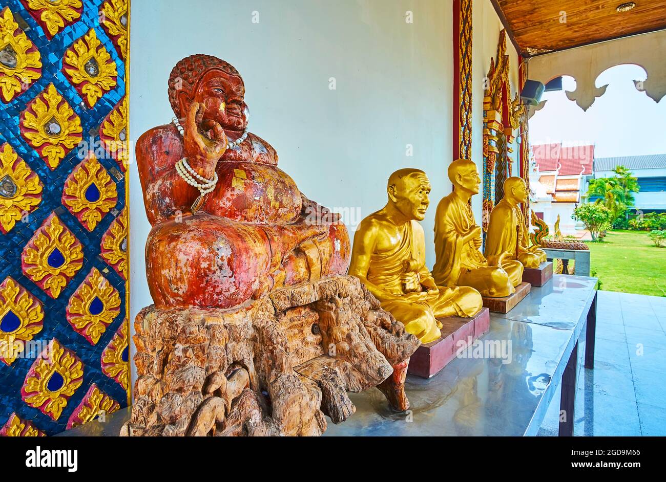 Die Veranda des Wat Chammathewi Viharn (Versammlungshalle) ist mit Skulpturen von Fat Buddha und Bhikkhu Mönchen, Lamphun, Thailand, dekoriert Stockfoto