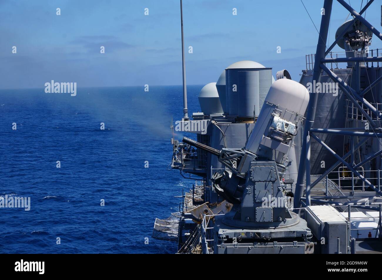 210720-N-CF707-1001 PAZIFIK (20. Juli 2021) der Ticonderoga-Klasse Cruiser USS Lake Champlain (CG 57) feuert während einer Live-Feuerübung am 20. Juli 2021 ein Nahkampfsystem (CIWS) ab. Lake Champlain führt derzeit Routineoperationen in der dritten US-Flotte durch. (USA Navy Foto von LT. Marilu Veloria) Stockfoto