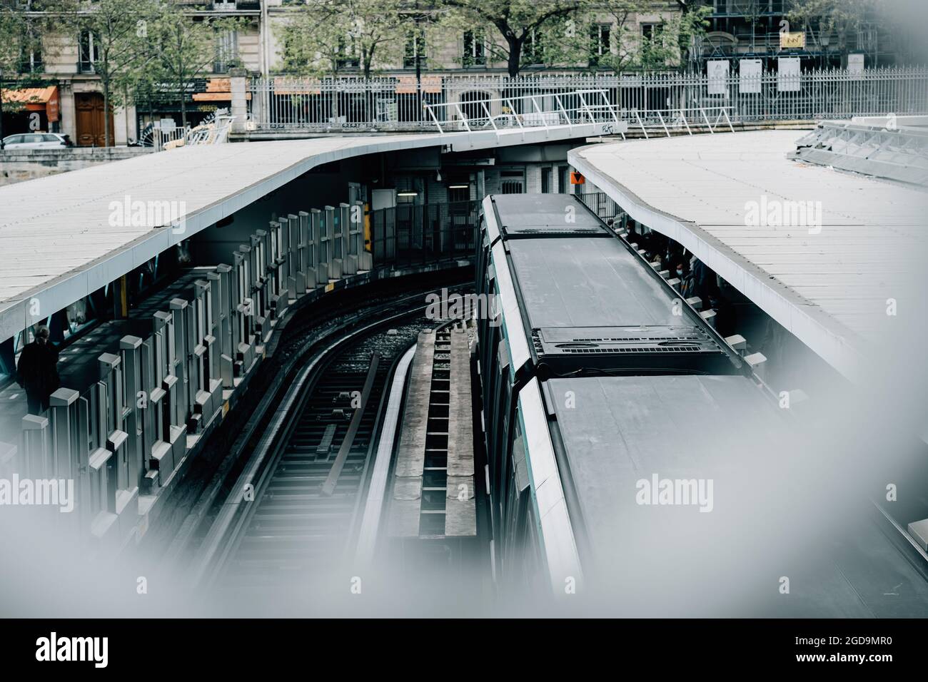 Blick auf den Bahnhof mit einem eingetroffenen Zug am Tag Stockfoto