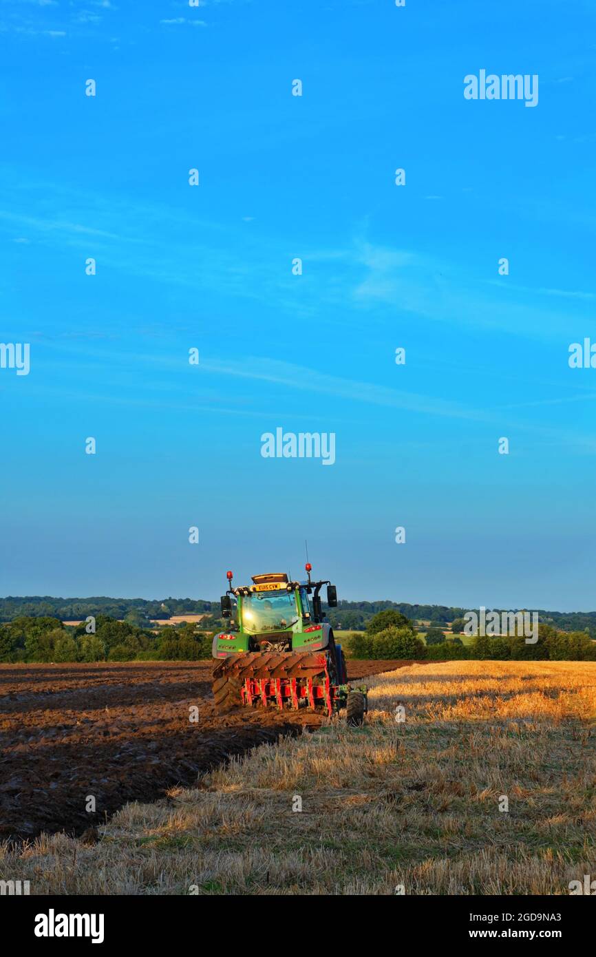 Traktor-Pflügefeld im Herbst Stockfoto