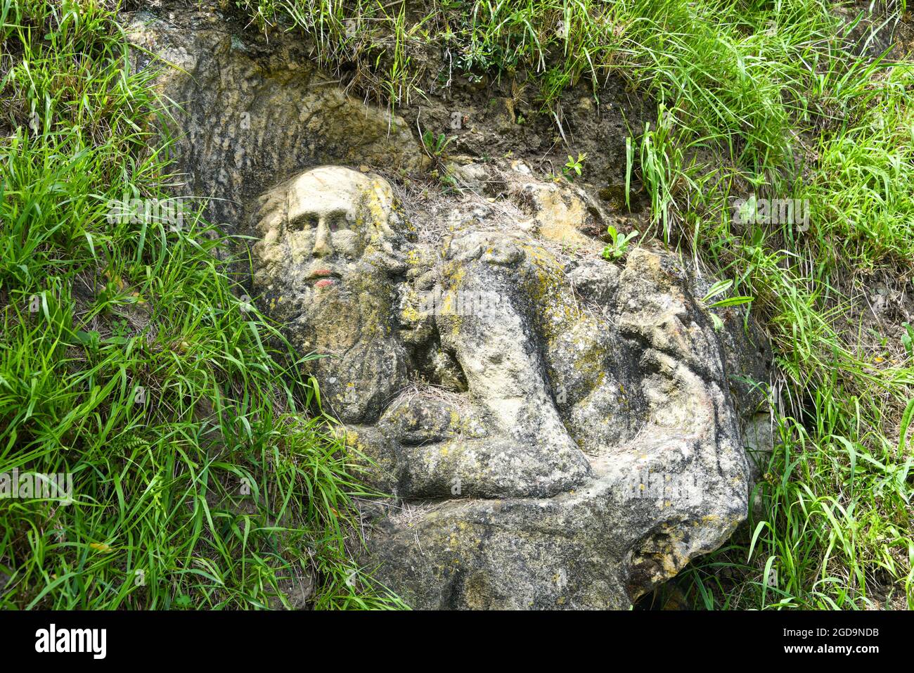 Steinskulptur, die einen alten Einsiedler darstellt. Mount San Anton, Getaria, Spanien Stockfoto