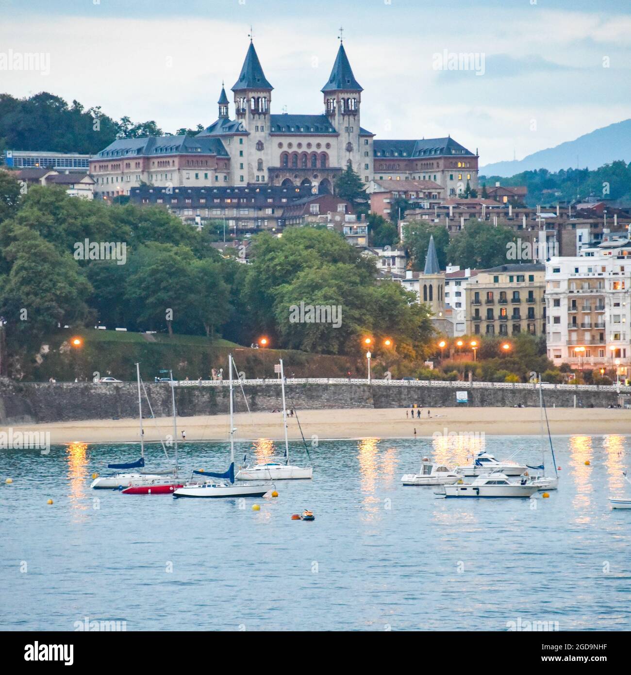 San Sebastian, Spanien - 25. Juli 2021: Abendansichten von Seminario Diocesano und La Conca Bay Stockfoto