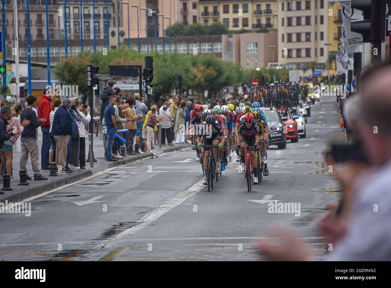 San Sebastian, Spanien - 1. August 2021: Professionelle Radsportteams treten beim Clasica San Sebastian Radrennen an Stockfoto