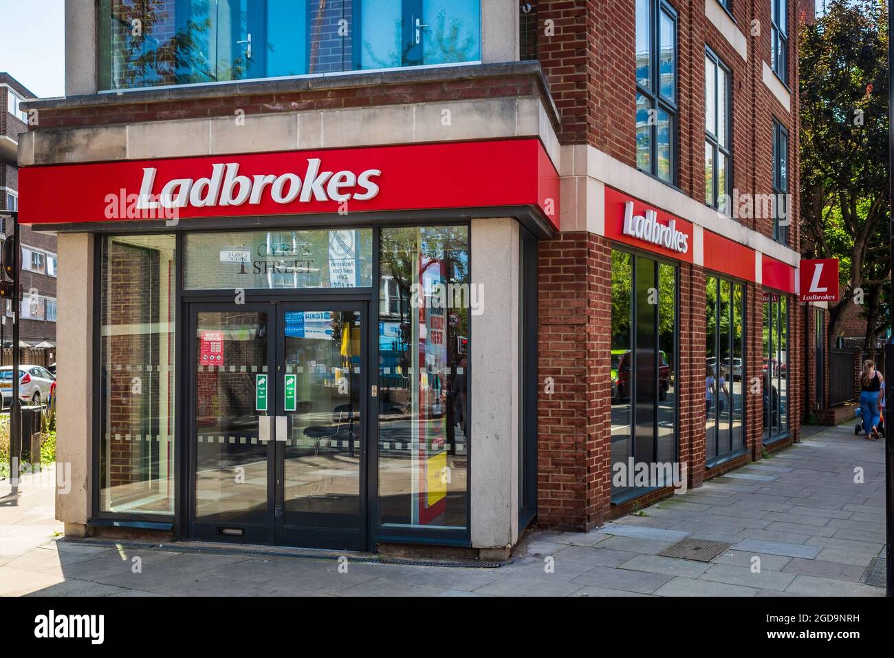Ladbrokes Store London - Ladbrokes Coral, ein britisches Wetten- und Glücksspielunternehmen mit Sitz in London, Großbritannien, wurde 1886 gegründet. Teil der Entain SPS-Gruppe. Stockfoto