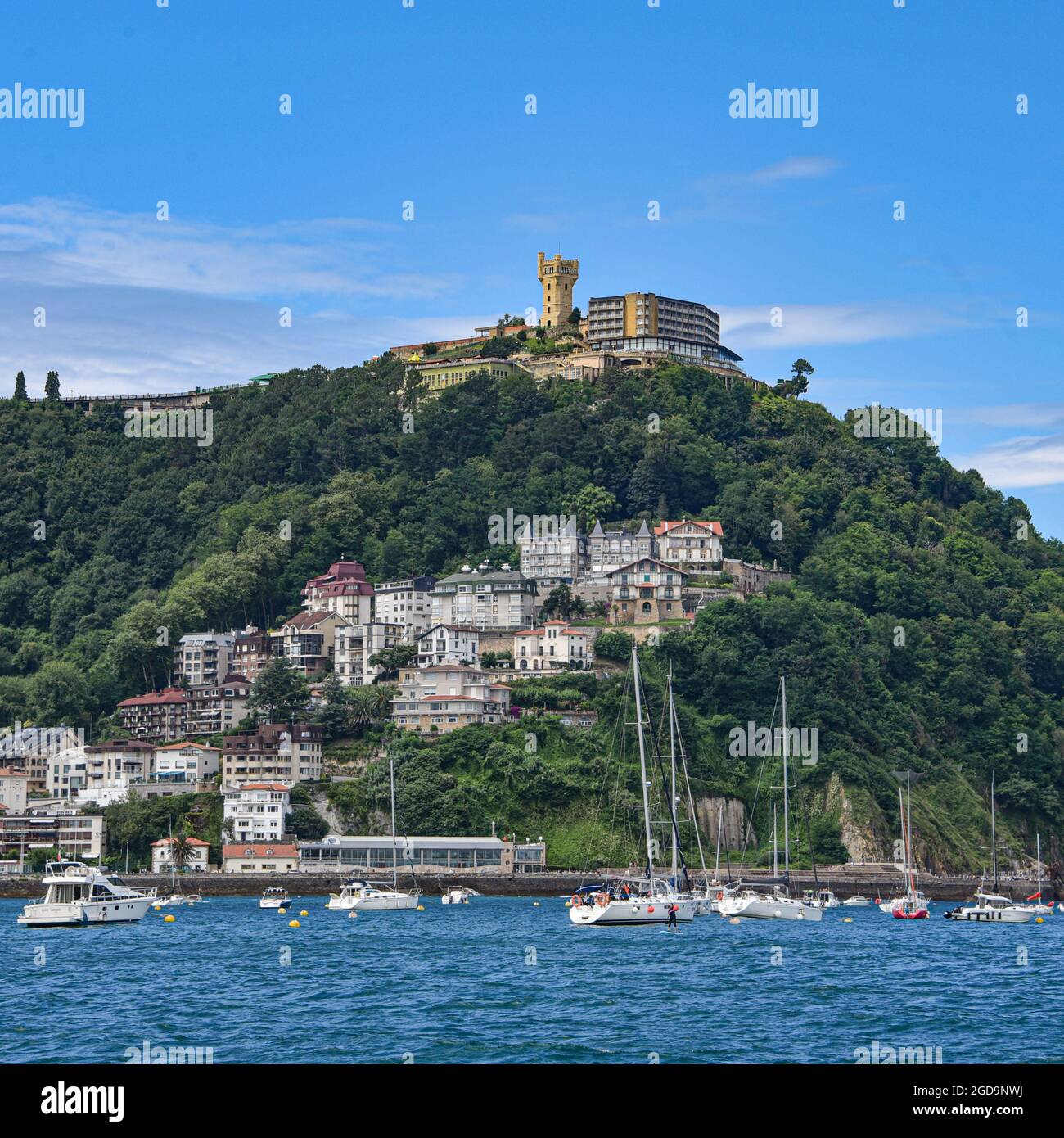San Sebastian, Spanien - 2. August 2021: Blick auf den Monte Igueldo von der Bucht La Concha Stockfoto