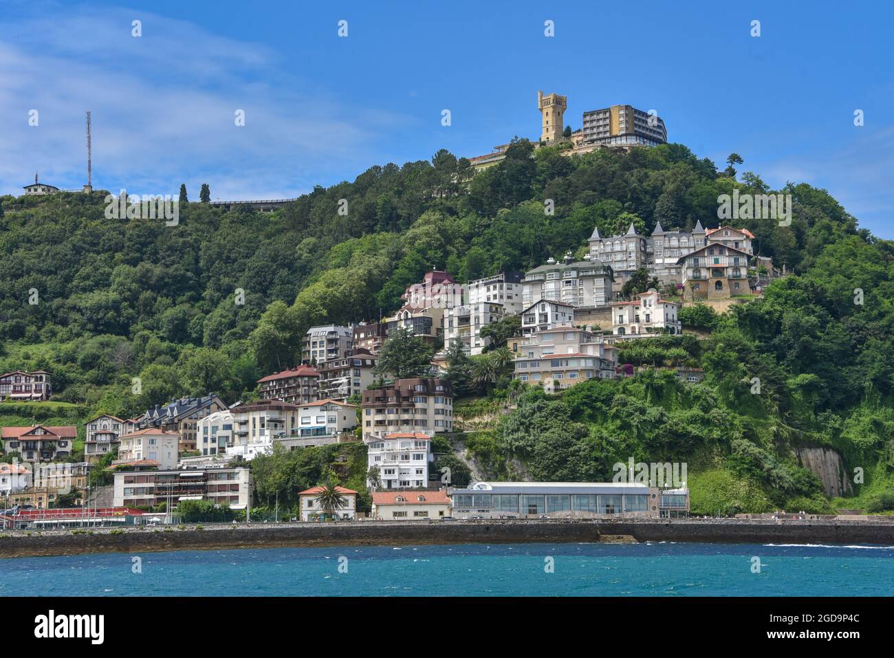 San Sebastian, Spanien - 2. August 2021: Blick auf den Monte Igueldo von der Bucht La Concha Stockfoto